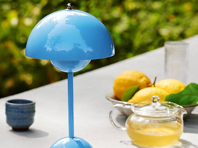 Ideen für die Gartenbeleuchtung auf der Terrasse blaue Tischleuchte mit Akku von &Tradition