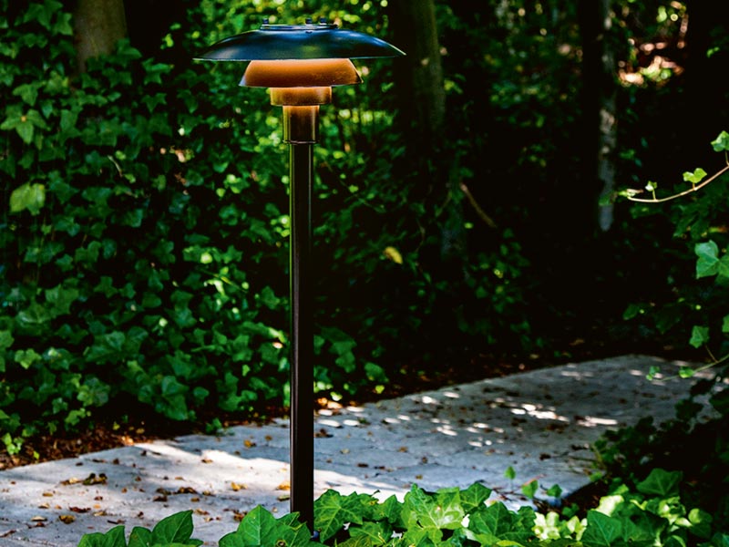 Gartenbeleuchtung Ideen für die Wegbeleuchtung mit einer Pollerleuchte von Loius Poulsen an herbstlichem Gartenweg