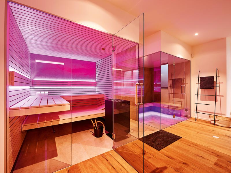 Premium Sauna-Dampfbad-Kombi von Corso-Saunamanufaktur mit Glastüren und farbiger Beleuchtung
