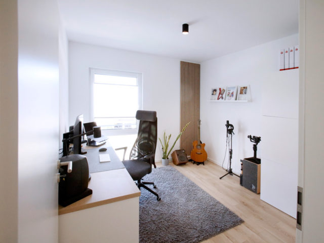 Danwood Park 102 individuell geplant helles Arbeitszimmer mit Schreibtisch und Musikinstrumenten