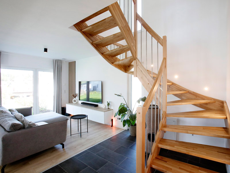 Danwood Park 102 individuell geplant elegante Holztreppe mit Blick in den Wohnbereich
