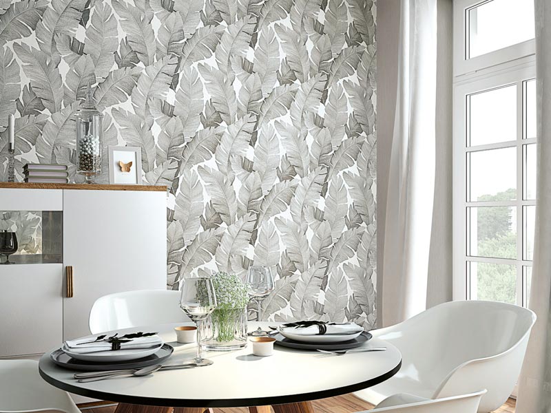 Stilvoller heller Essbereich mit Motivtapete mit grauen Blättern an der Wand