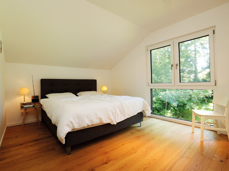 Bien-Zenker Evers Schlafzimmer mit Doppelbett vor großem bodentiefen Doppelfenster