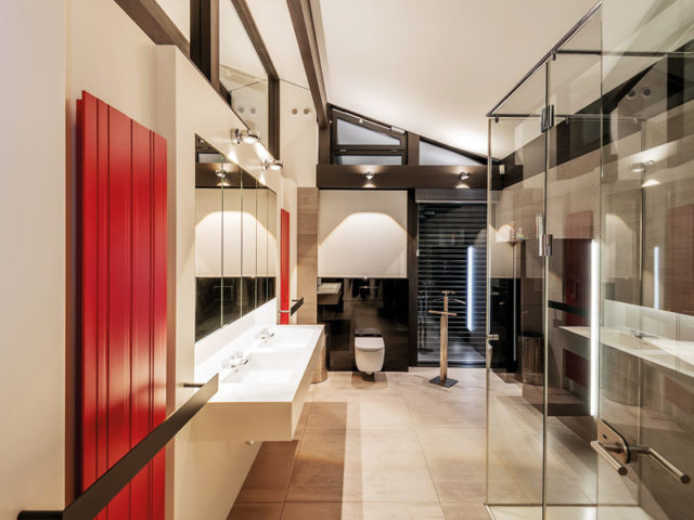 Huf Haus ART Bungalow Bad mit Dusche, Doppelwaschtisch und roten Wandheizkörpern