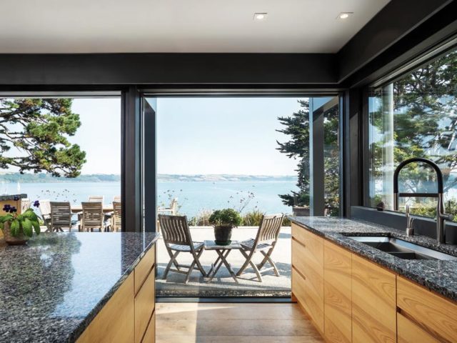 Huf Haus ART Sonder - offene Küche mit Terrasse und Blick zum Meer