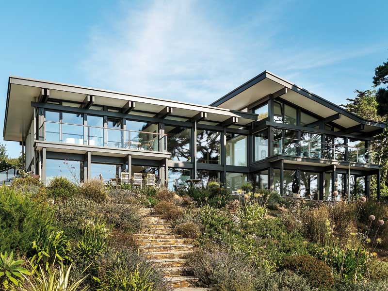 Huf Haus ART Sonder - Sicht auf das Haus vom Ozean aus auf Terrasse und Balkone