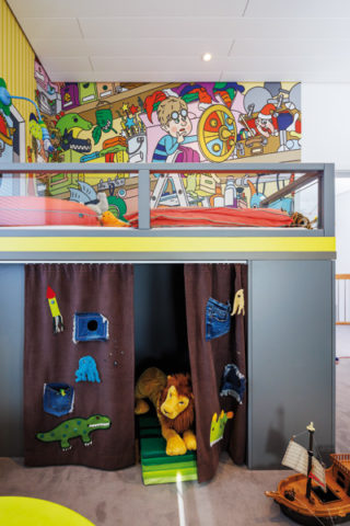Musterhaus Ulm von SchwörerHaus - Hochbett mit Spielhöhle darunter im Kinderzimmer