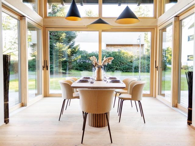 Sonnleitner Musterhaus Starnberg Esstisch mit sechs Stühlen im komplett verglasten Erker