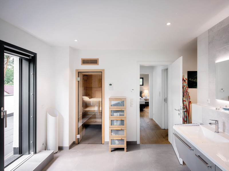 individuelles Architektenhaus von WeberHaus - Bad mit Zugang zum Balkon und Sauna