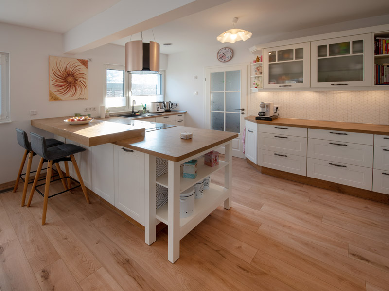 Danwood Family 130 Landhausküche in weiß und mit holzfarbener Arbeitsplatte