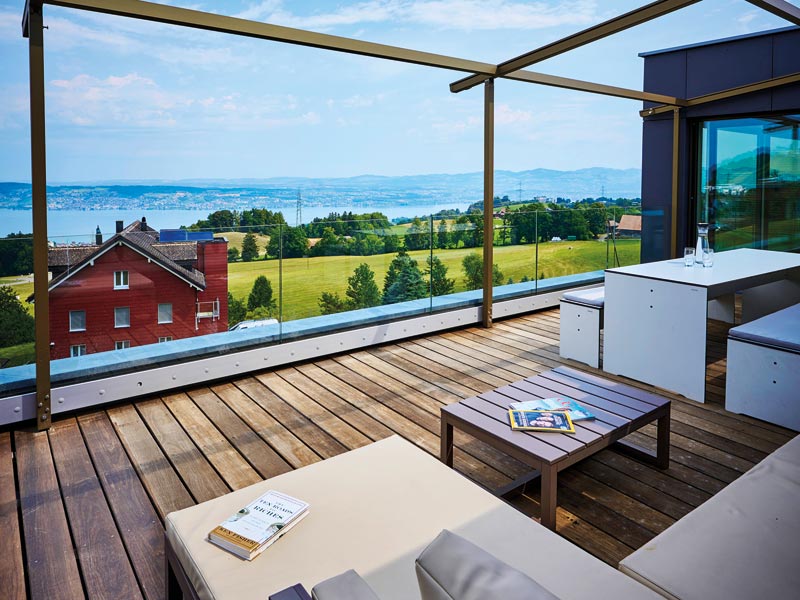 Design 253 von Frammelsberger Holzhaus Blick von der Terrasse über die Landschaft