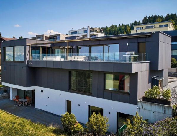Design 253 von Frammelsberger Holzhaus Aussenansicht zum Garten hin mit großer Terrasse im Obergeschoss