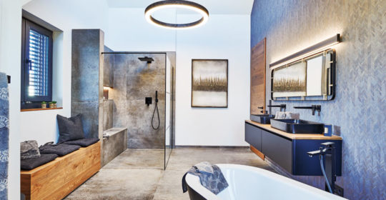 Wellnessbad zu Hause mit Dusche, Wanne Doppelwaschtisch und viel Platz
