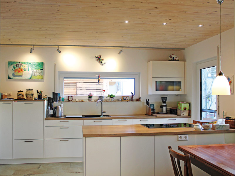 Lehner Haus Homestory 814 - Küche mit weißen Fronten und Holzarbeitsplatte