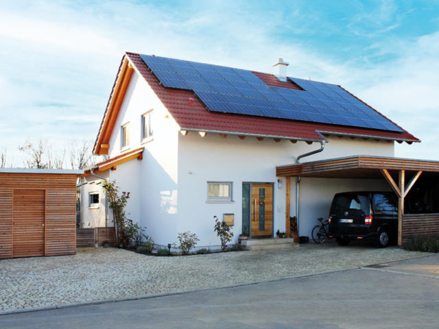 Lehner Haus Homestory 814 - Aussenansicht Eingangsseite mit Photovoltaikmodulen auf dem Dach