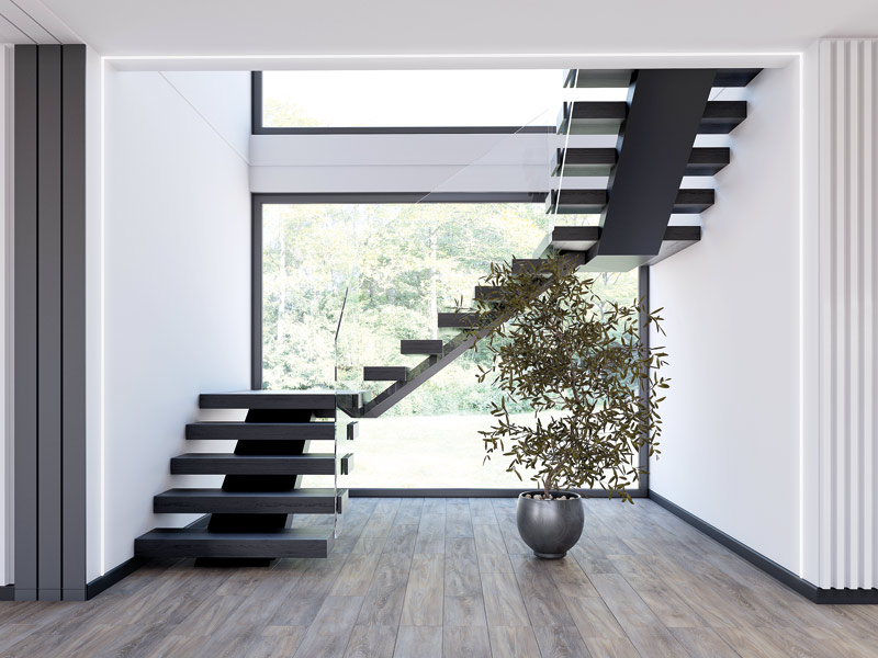 Treppe mit Glasgeländer vor großen Fenstern im Haus sorgt für ein Gefühl der Weite