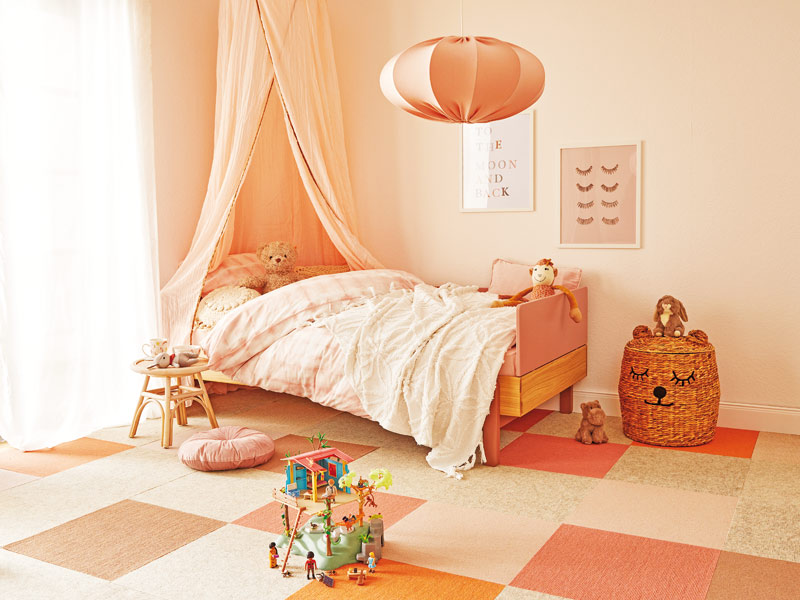 Kinderzimmer in blassem rosa gehalten mit Himmelbett und Spielzeug