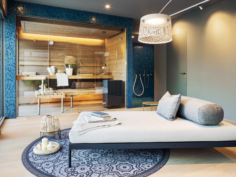 Wellnessbad zu Hause mit eigenem Saunabereich mit blauen Mosaikfliesen