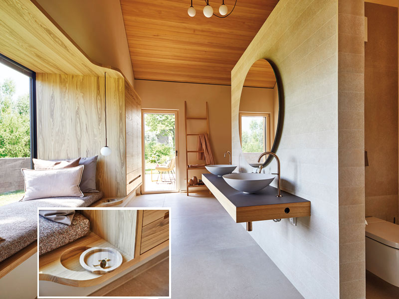 Wellness zu Hause im Bad, was wie ein Hotel wirkt mit ganz viel Holz und Platz und Liegefenster