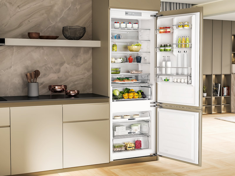 Kühlschrank XXL von Bauknecht Space400 eingebaut in beiger offener Küche mit Wohnbereich daneben