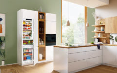 Kühlen XXL Kühl-Gefrierkombination von Bosch in weißer Einbauküche mit Holzarbeitsplatte und Holzakzenten