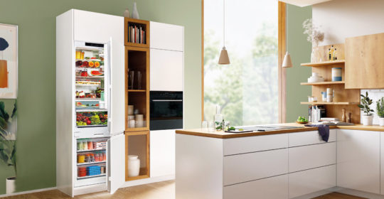 Kühlen XXL Kühl-Gefrierkombination von Bosch in weißer Einbauküche mit Holzarbeitsplatte und Holzakzenten