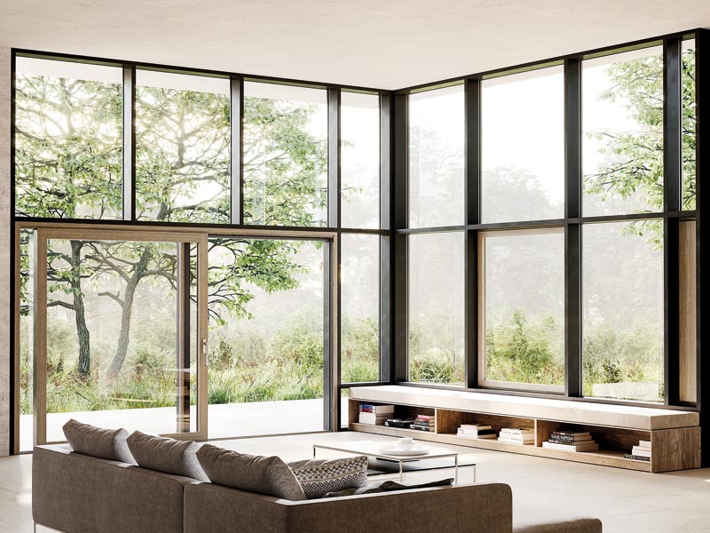 Große Fenster im Haus als Außenwände eines Wohnbereichs mit Blick in die Natur