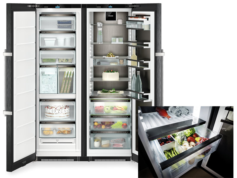 Kühlen Kühlschränke XXL von Liebherr in schwarz mit geöffneter Doppeltür und großer Bio-Fresh Safe-Schublade