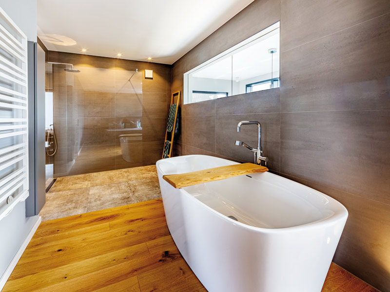 Wellness zu Hause in großem Bad mit freistehender Wanne und XXL-Dusche hinter Glas