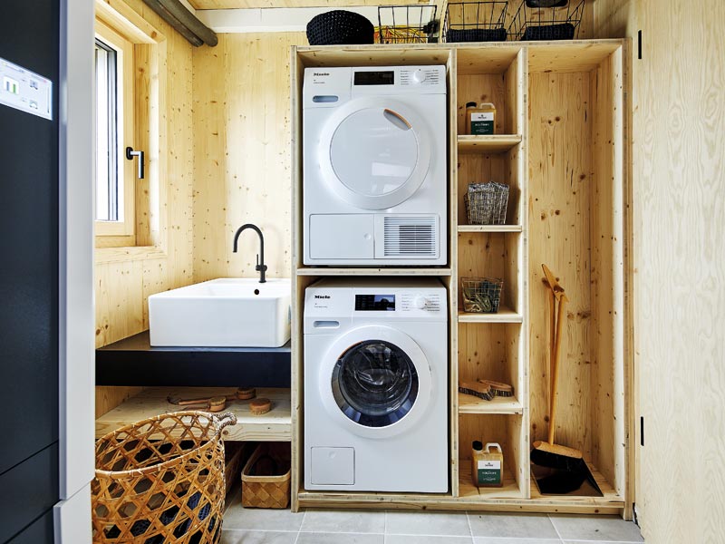 Technikraum als Modul in einem Baufritz Fertighaus mit Platz für Waschmaschine und Trockner