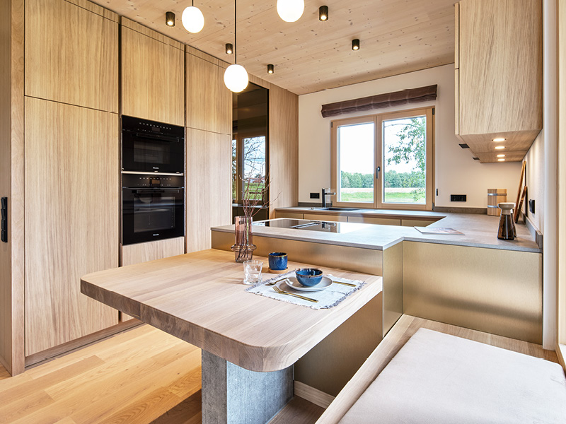 Musterhaus Starnberg von Sonnleitner Einbauküche aus Holz mit kleinem Esstisch