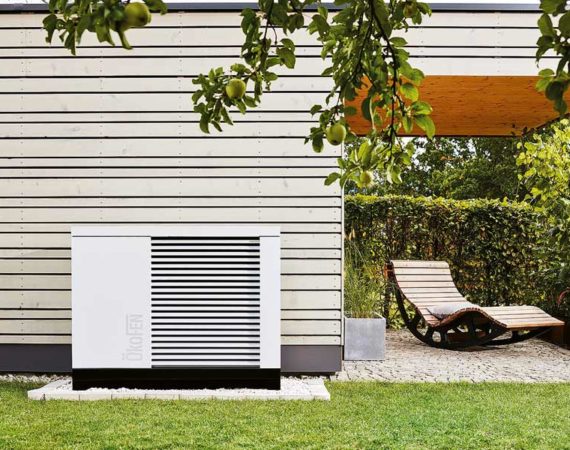 Luft-Wasser-Wärmepumpe Außeneinheit vor einem Haus