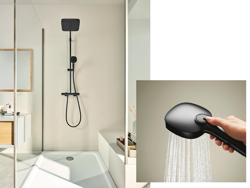 Bodentiefe Dusche mit Glasabtrennung und schwarzer Brause mit Extrabild der Handbrause