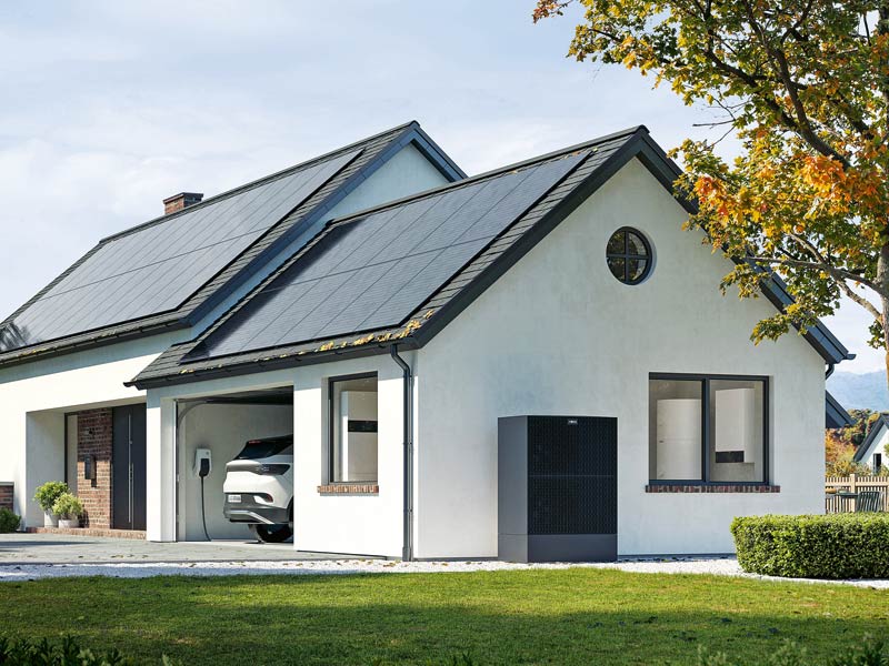 Satteldachhaus mit extra Garagenhaus davor und Photovoltaikanlage auf dem Dach