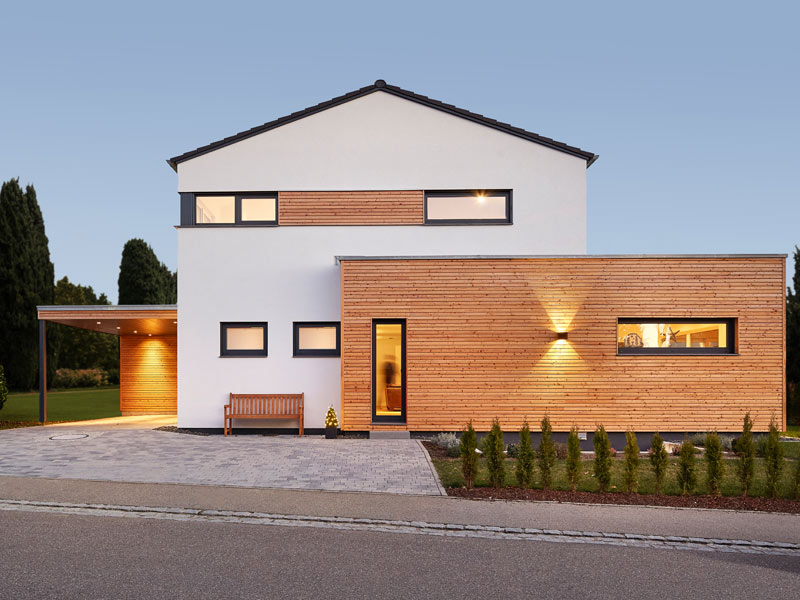 Satteldach Haus von Luxhaus mit holzverkleidetem Anbau