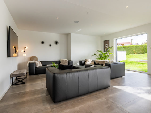 Luxhaus Wohnbereich in einem Bungalow mit dreiteiliger Couchgarnitur