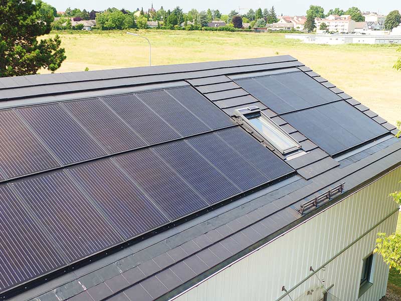 Moderne Dächer mit Photovoltaikmodulen helfen der Energieeffizienz.