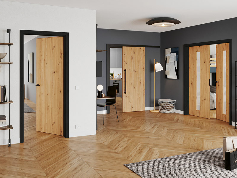 Ein großer Raum aus dem sichtbar drei Türen abgehen, die alle eine Holz-Maserung haben aber trotzdem unterschiedlich sind.
