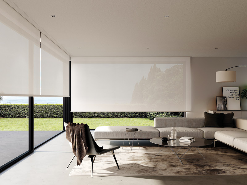 Sonnenschutz innenliegend mit einem Rollosystem für einen Wohnbereich mit raumhohen Fenstern