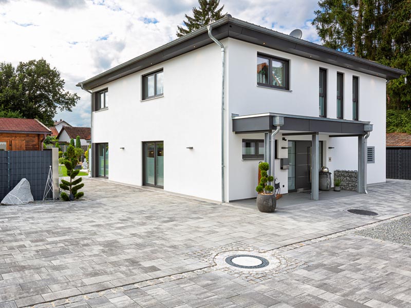 Aussenansicht von einem Wohnhaus in Niederbayern mit Eingangsbereich und Einfahrt