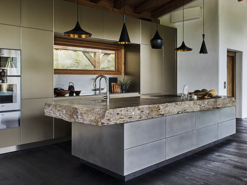 Küche mit großer Kochinsel mit einer Arbeitsplatte aus Naturstein - so geht Küche nachhaltig einrichten.