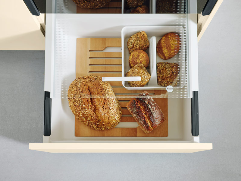 Schubladenauszug in einer nachhaltigen Küche speziell für Brot und Brötchen inklusive Holzbrett.