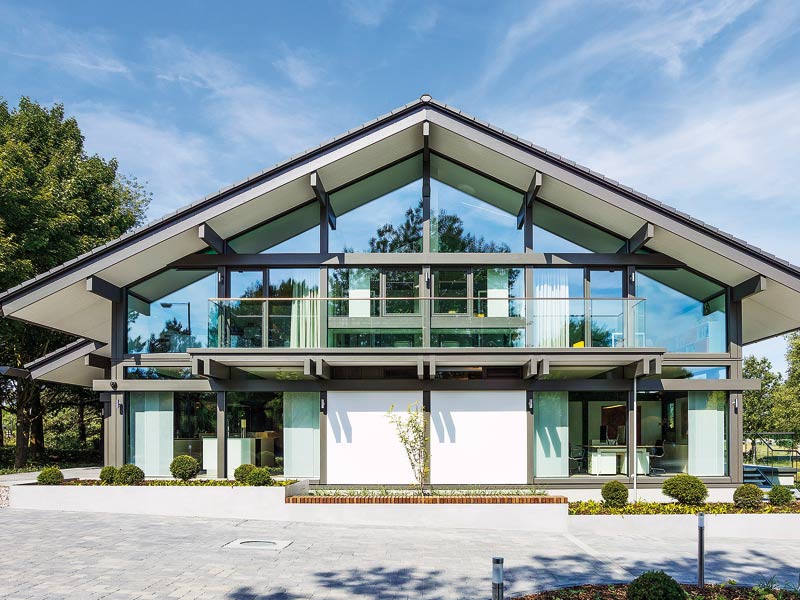 Fassadengestaltung mit Glas beim Musterhaus Riverview von Huf Haus