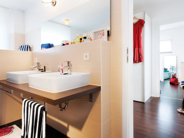 Kundenhaus Hager von SchwörerHaus Familienbad mit Doppelwaschbecken und Blick in das Elternschlafzimmer