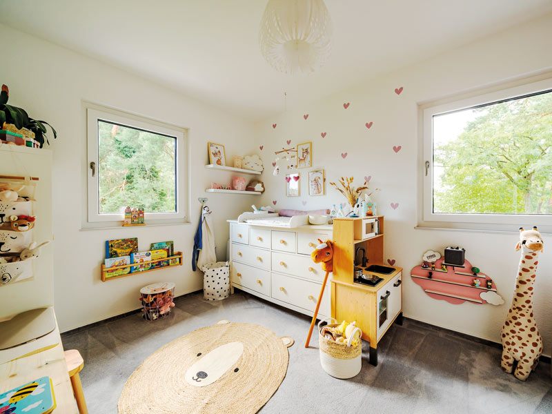 Haus Mietas von STREIF Haus Kinderzimmer mit hellen Möbeln, Kuscheltiere und anderem Spielzeug