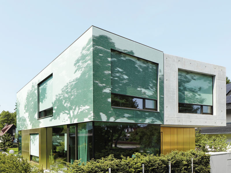 Haus im Bauhausstil mit einer ganz speziellen Gestaltung der Fassade mit Textil.