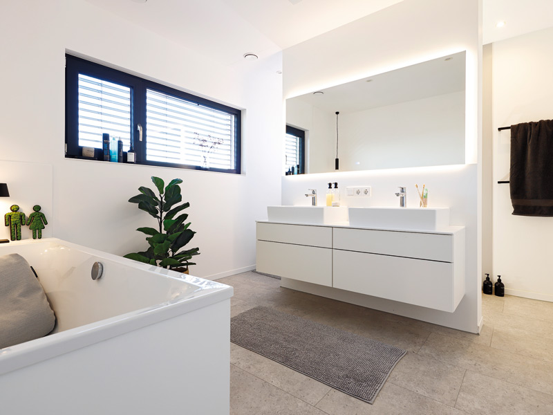 Kundenhaus Möbes von SchwörerHaus Bad mit Wanne, Doppelwaschtisch und Dusche dahinter
