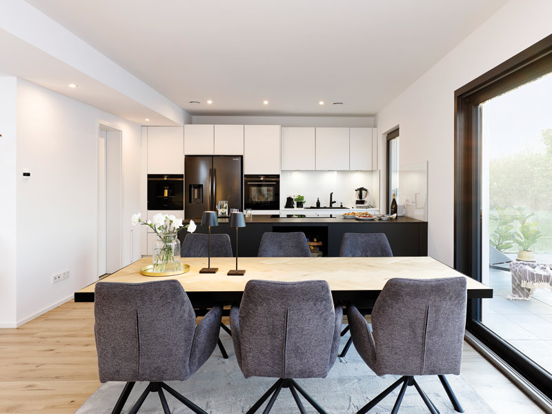 Kundenhaus Möbes von SchwörerHaus Küche und Essplatz modern in weiß mit schwarzen Geräten
