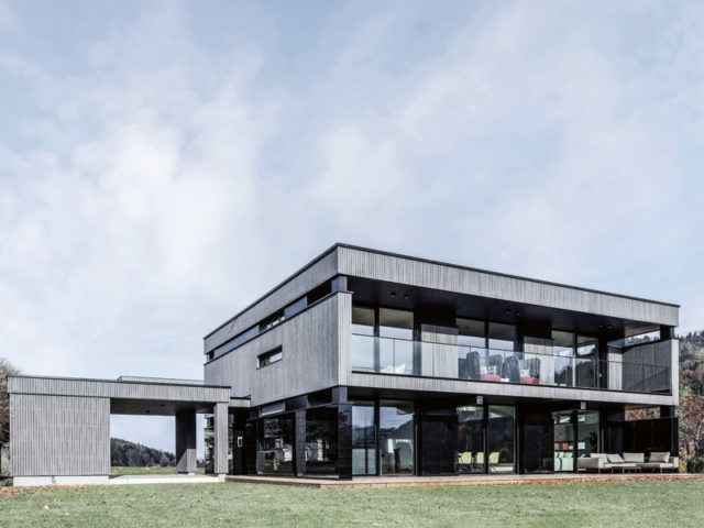 Floating House von Griffnerhaus Aussenansicht Terrassenseite mit Balkon und den vielen Glaselmenten