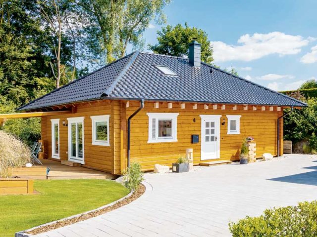 Blockhaus Aalborg von LéonWood Aussenansicht mit gepflastertem Zugang zum Eingang und seitlicher Terrasse